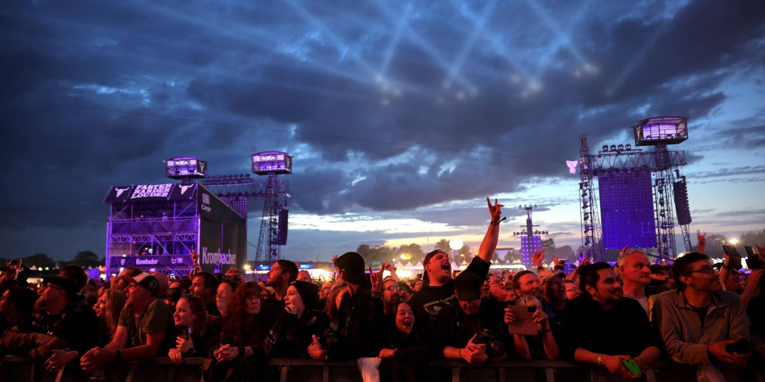 Das schlechte Wetter trübt die Stimmung nicht: Metal-Fans beim Wacken Open-Air.