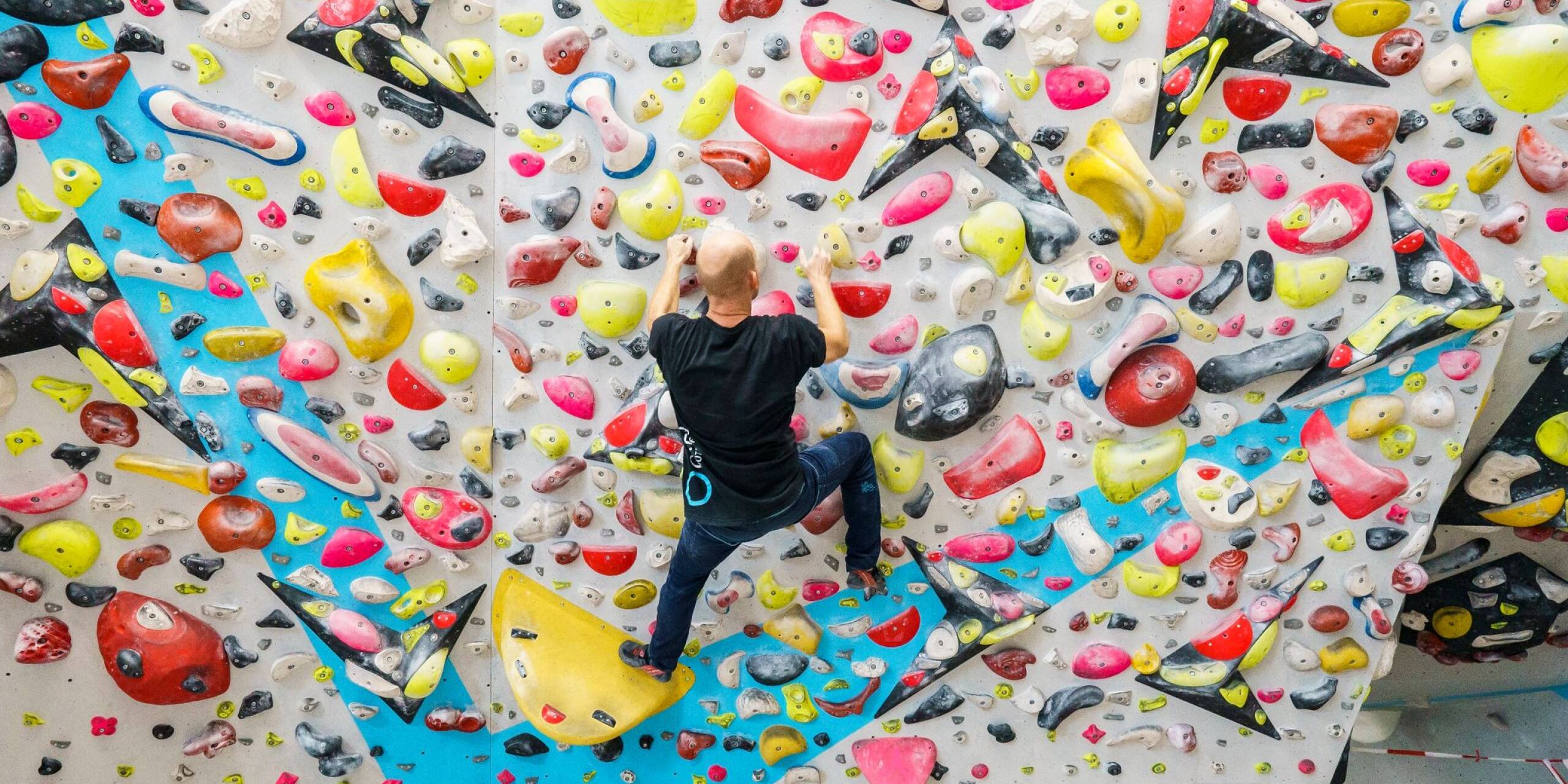 Wer hoch hinaus will, versucht sich gern an einer Kletterwand - Impressionen aus der Kletterhalle «Boulderwelt Frankfurt».