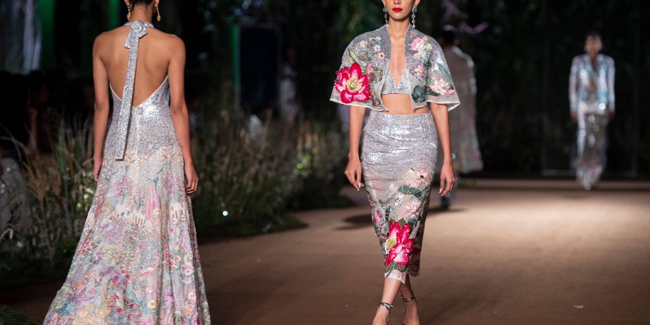 Glitzer, Glitzer: Models zeigen Kreationen des indischen Designers Rahul Mishra während der FDCI India Couture Week 2023.