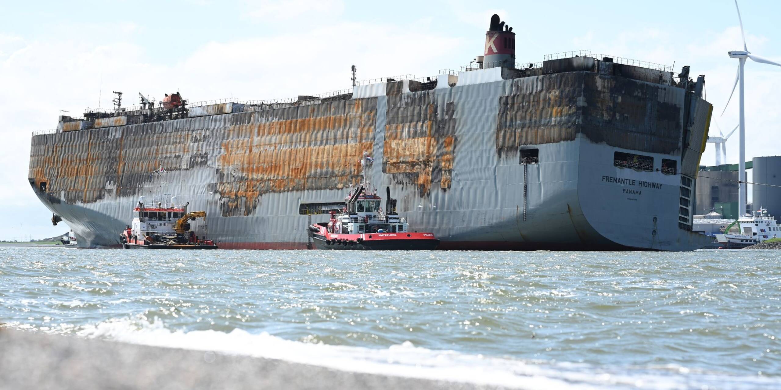 Gut eine Woche war das Schicksal des Frachters «Fremantle Highway», auf dem ein Feuer ausgebrochen war, ungewiss. Nun konnte das 200 Meter lange Schiff sicher ins niederländische Eemshaven gebracht werden.
