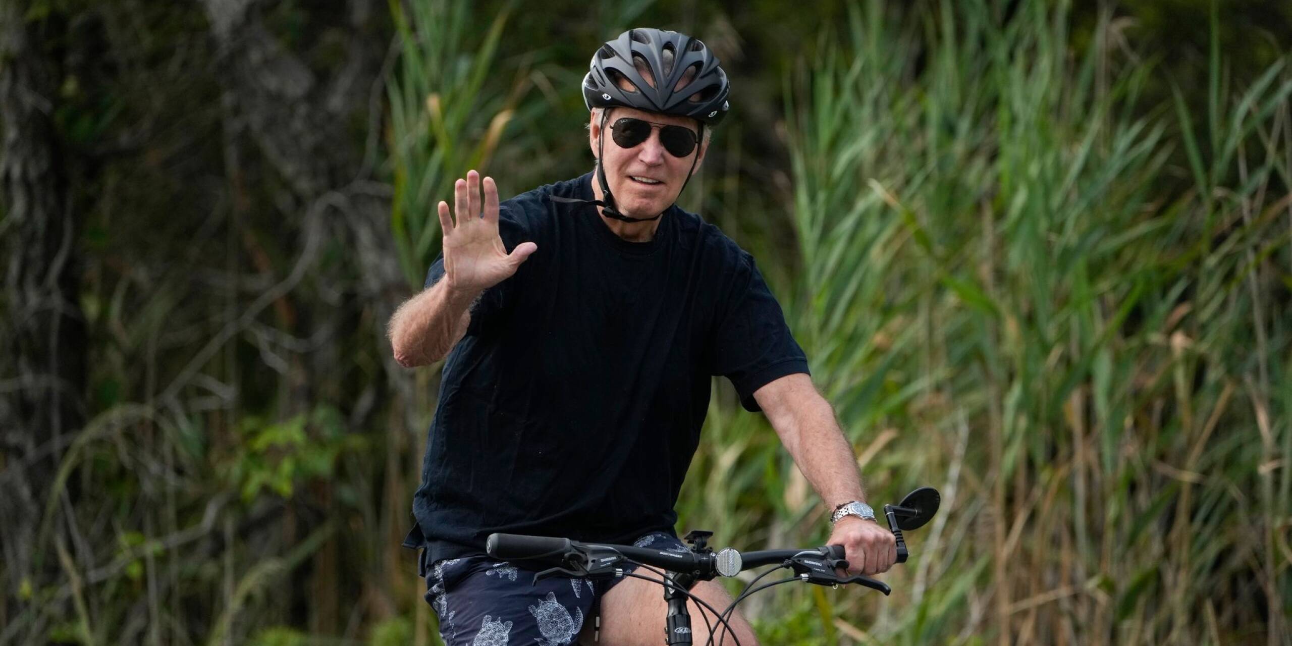 US-Präsident Joe Biden zeigt sich bei einer Radtour in Rehoboth Beach in seinem Heimatstaat Delaware mal ganz privat und winkt dabei in die Kamera.