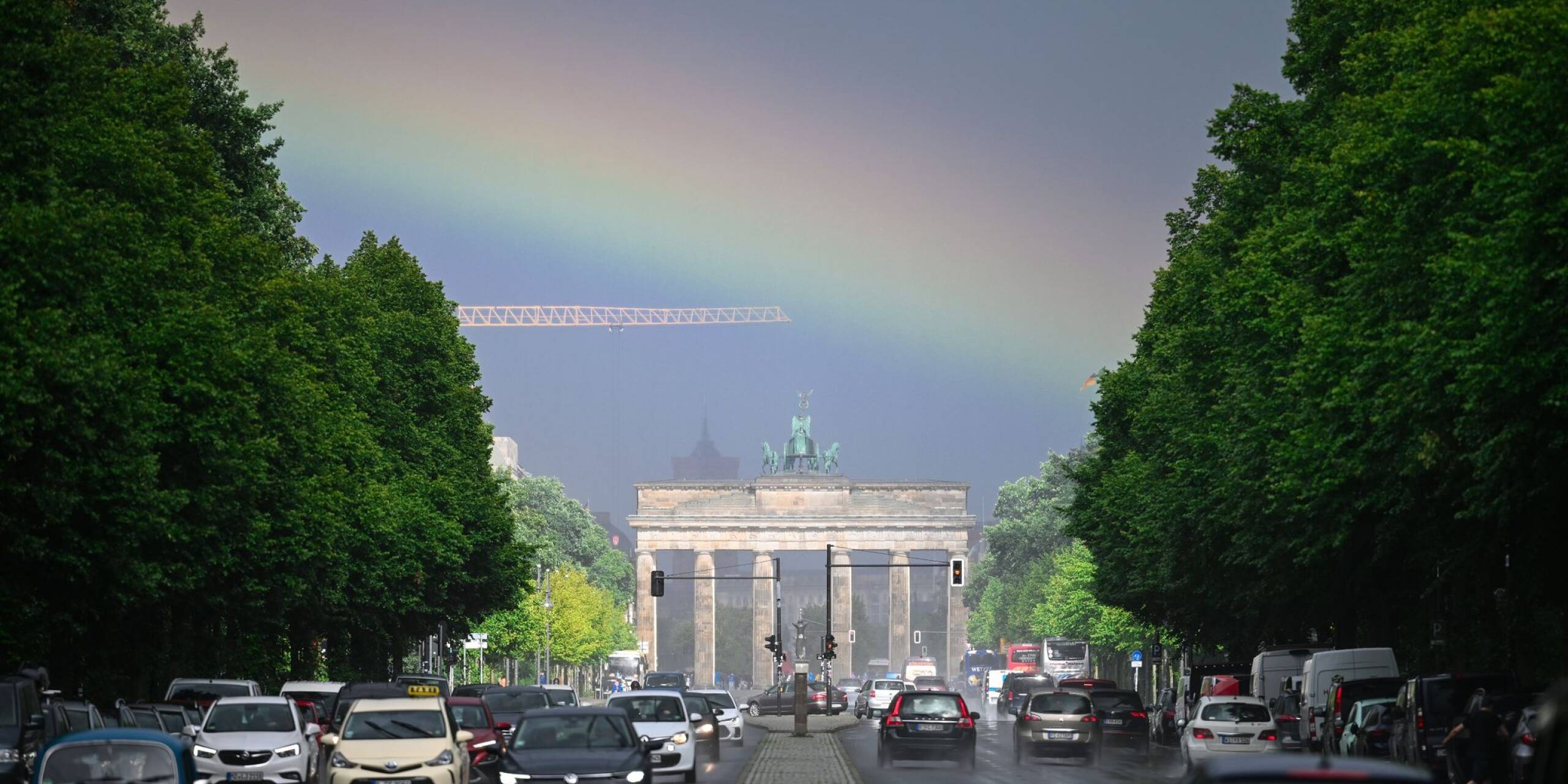 Ein Regenbogen ist in Berlin über dem Brandenburger Tor zu sehen. Zur Abwechslung mal ein schöner Anblick während des grauen Wetters.