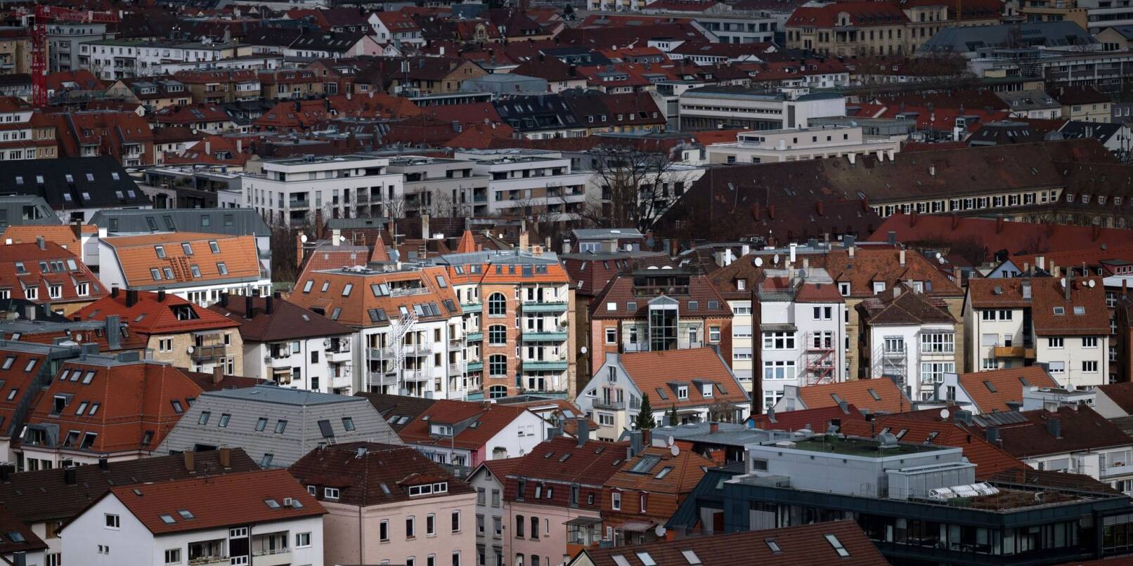 Blick auf die Stuttgarter Innenstadt: Die Preise für Eigentumswohnungen in Deutschlands Top-7-Metropolen haben Ökonomen zufolge im Vergleich zum Vorquartal teilweise sogar angezogen.