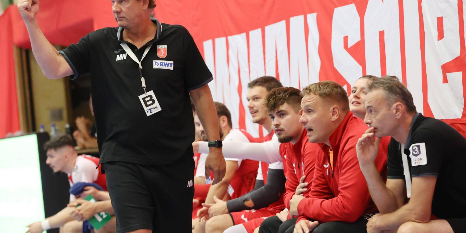 Marc Nagel, Trainer der SG Leutershausen, reckt die Faust bei einem Handballspiel