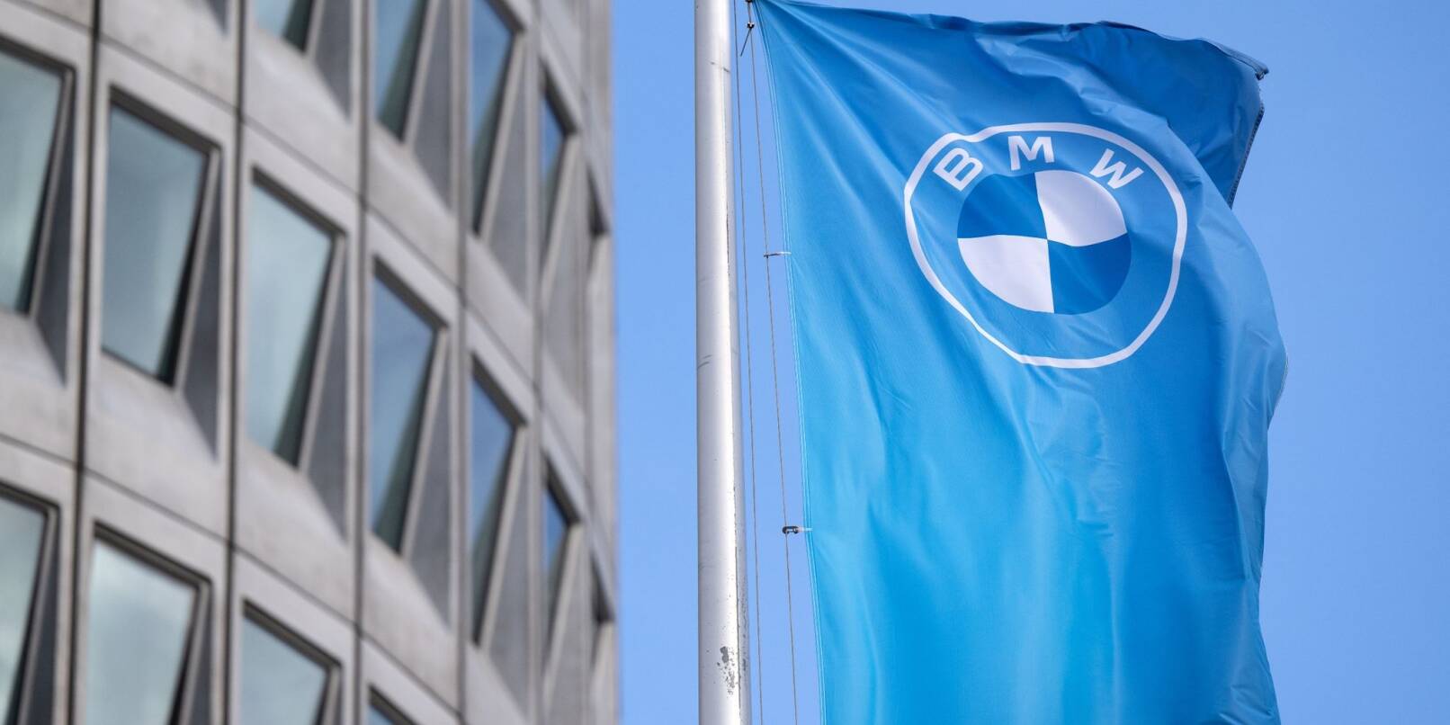 Eine Fahne mit dem BMW-Logo vor der Firmenzentrale in München: Der Autobauer hat Zahlen für das zweite Quartal vorgelegt.