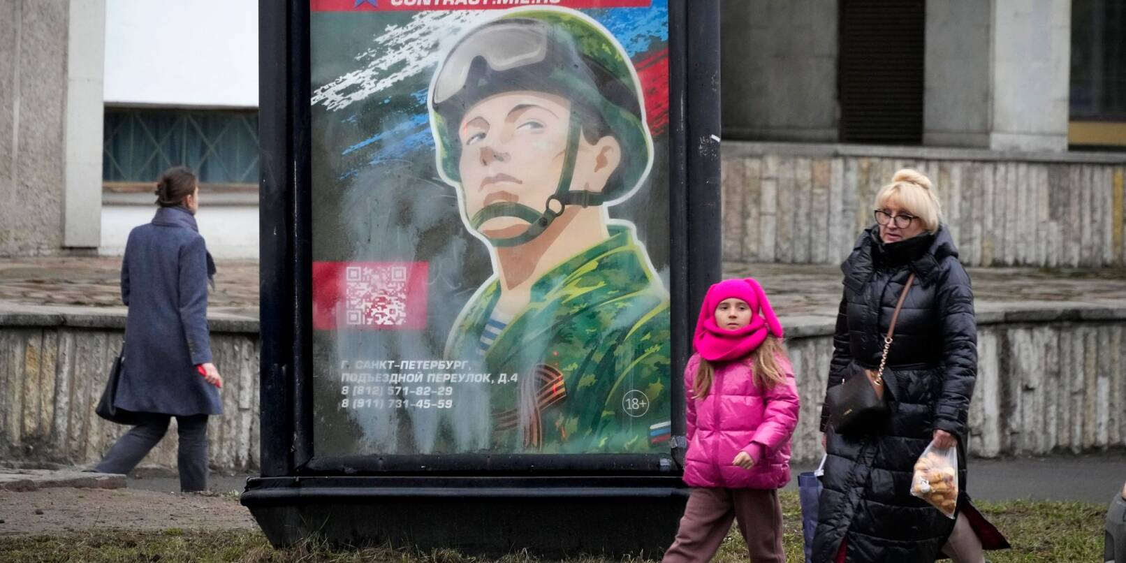 Rekrutierungsplakat der Armee mit der Aufschrift «Militärdienst unter Vertrag in den Streitkräften». Eine Kampagne zur Aufstockung der russischen Truppen in der Ukraine mit mehr Soldaten scheint wieder im Gange zu sein.