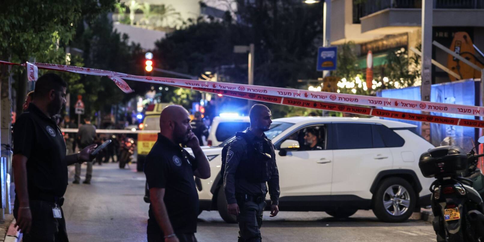Die israelische Polizei sperrt den Tatort in Tel Aviv ab.