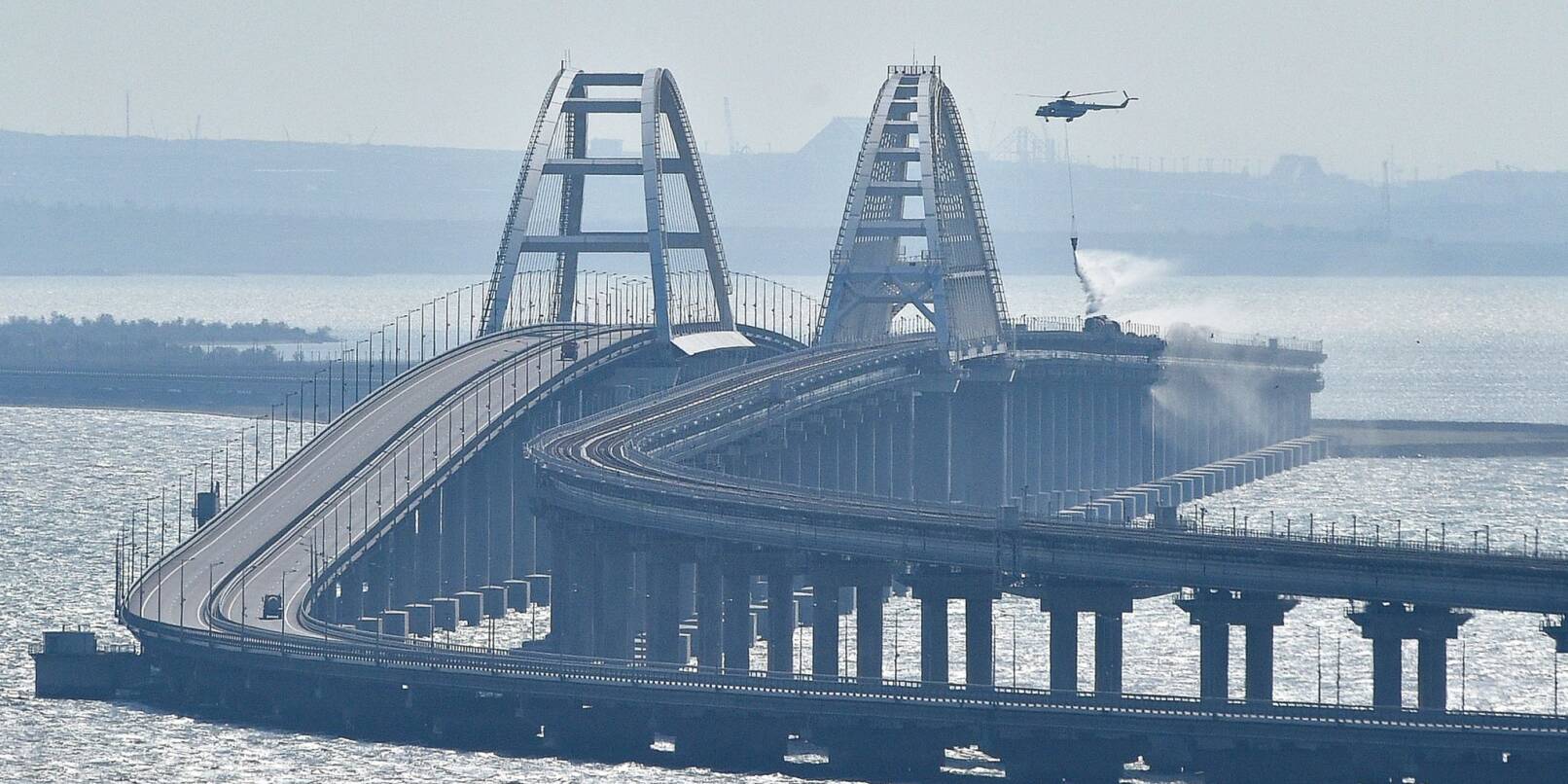 Ein Hubschrauber wirft Wasser ab, um ein Feuer auf der Krim-Brücke, die das russische Festland und die Halbinsel Krim über die Meerenge von Kertsch verbindet, zu löschen. Ein Hubschrauber wirft Wasser ab, um ein Feuer auf der Krim-Brücke, die das russische Festland und die Halbinsel Krim über die Meerenge von Kertsch verbindet, zu löschen.