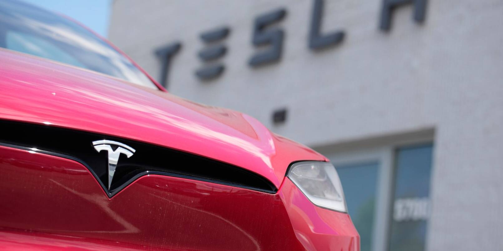Ein Model X von Tesla steht vor einem Tesla-Händler. Der langjährige Finanzchef des Unternehmens ist überraschend zurückgetreten. Ein Model X von Tesla steht vor einem Tesla-Händler. Der langjährige Finanzchef des Unternehmens ist überraschend zurückgetreten.