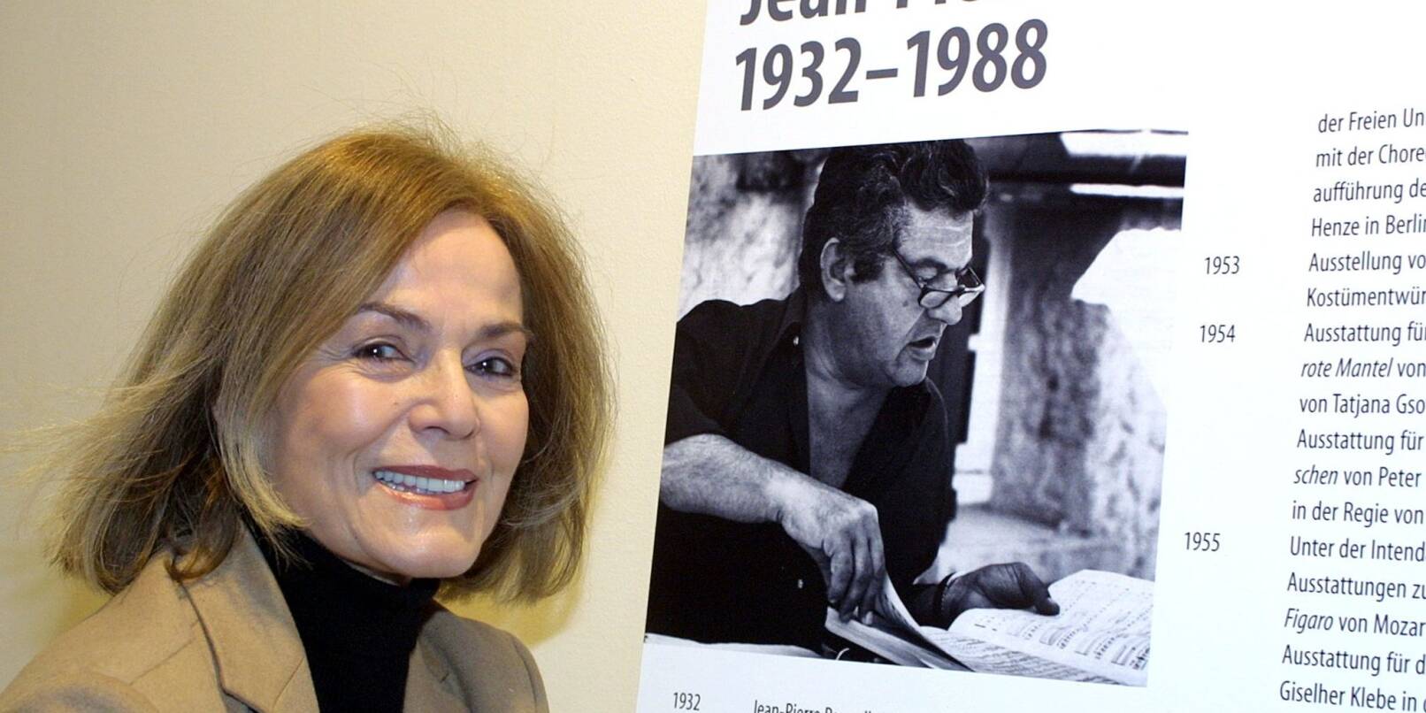 Margit Saad neben einem Bild ihres Mannes Jean-Pierre Ponnelle.