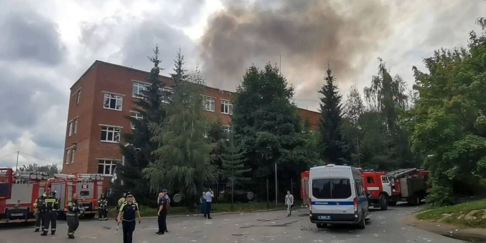 Rauch steigt über dem Fabrikgelände in Sergijew Possad auf.