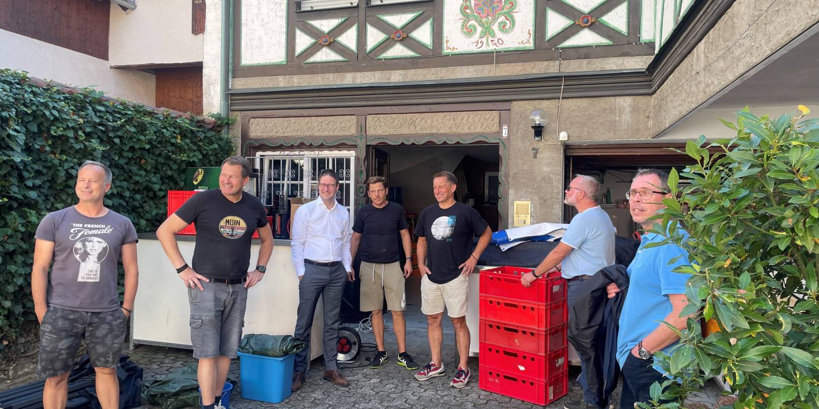 Beim Kerwecheck-Rundgang machte Oberbürgermeister Manuel Just (Dritter von links) auch in der Straußwirtschaft EGO in der Schweizgasse Station. Beim Kerwecheck-Rundgang machte Oberbürgermeister Manuel Just (Dritter von links) auch in der Straußwirtschaft EGO in der Schweizgasse Station.