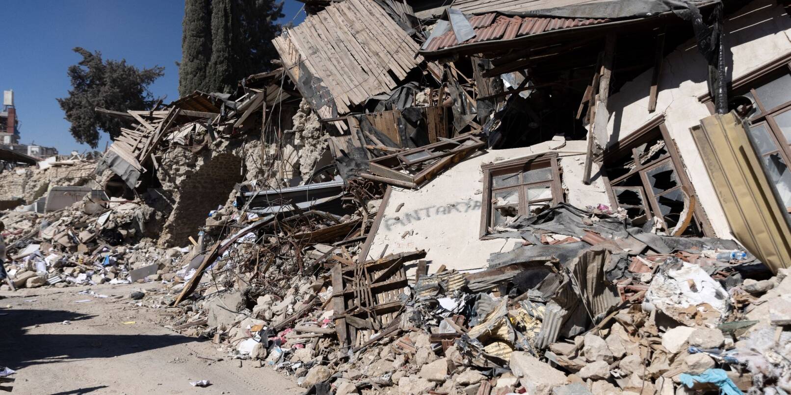 Trümmer liegen in der türkischen Stadt Antakya, wo ein heftiges Erdbeben im Februar schwere Schäden anrichtete.