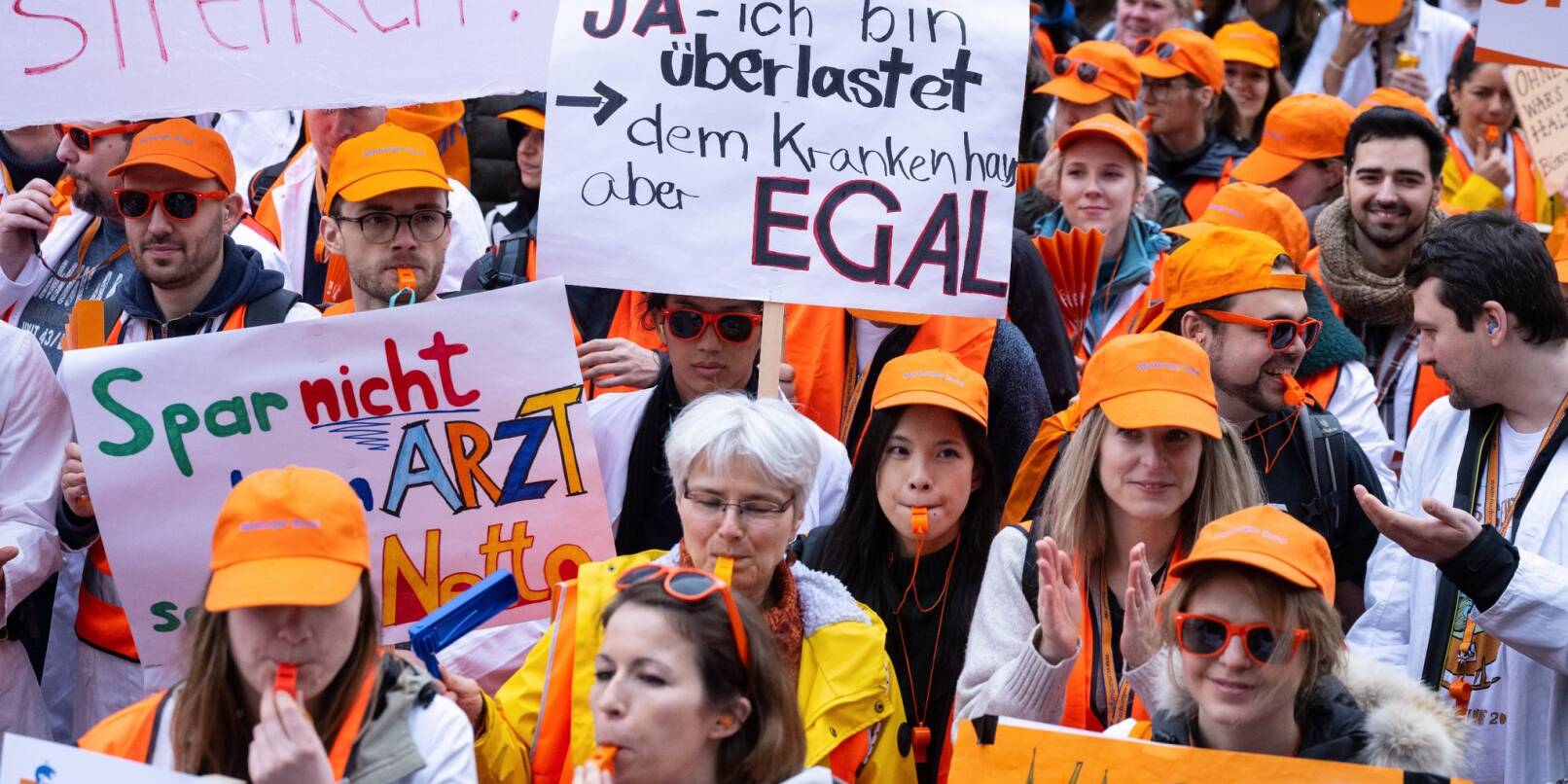 Teilnehmerinnen und Teilnehmer des Warnstreiks in München.