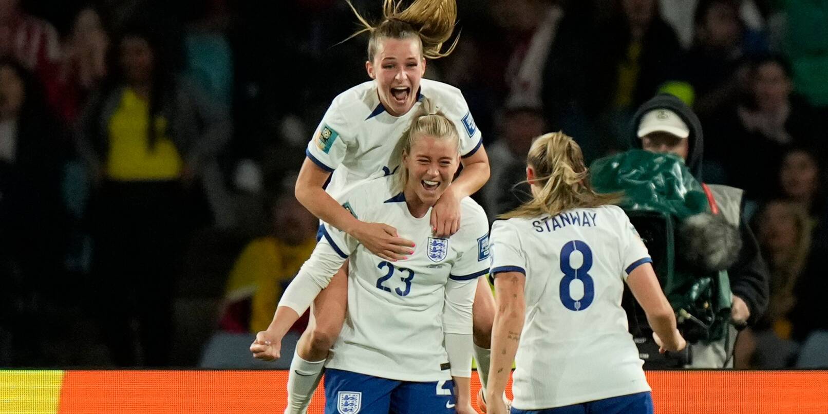 Englands Fußballerinnen feiern den Sieg gegen Turnier-Schreck Kolumbien.
