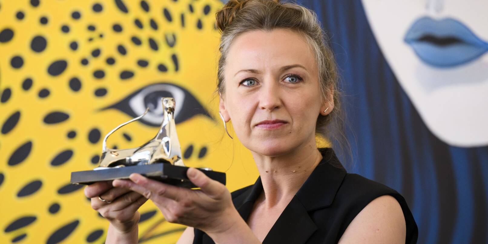 Die ukrainische Regisseurin Maryna Vroda mit ihrem Preis für die «Beste Regie» in Locarno.