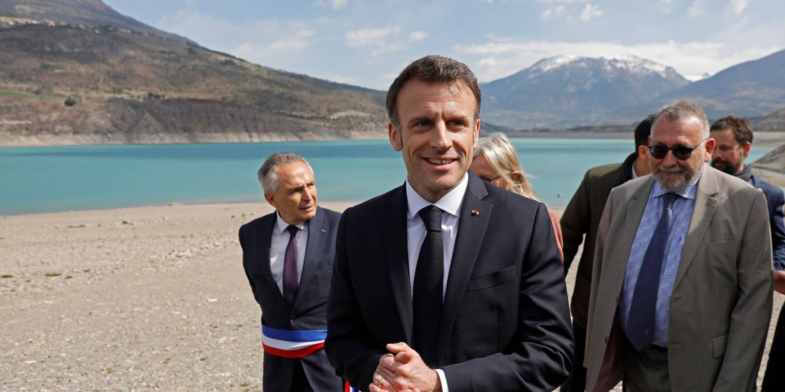 Präsident Emmanuel Macron (vorn) in Sainte-Savine-Le-Lac. Er will zukünftig flächenübergreifend Wasser sparen.