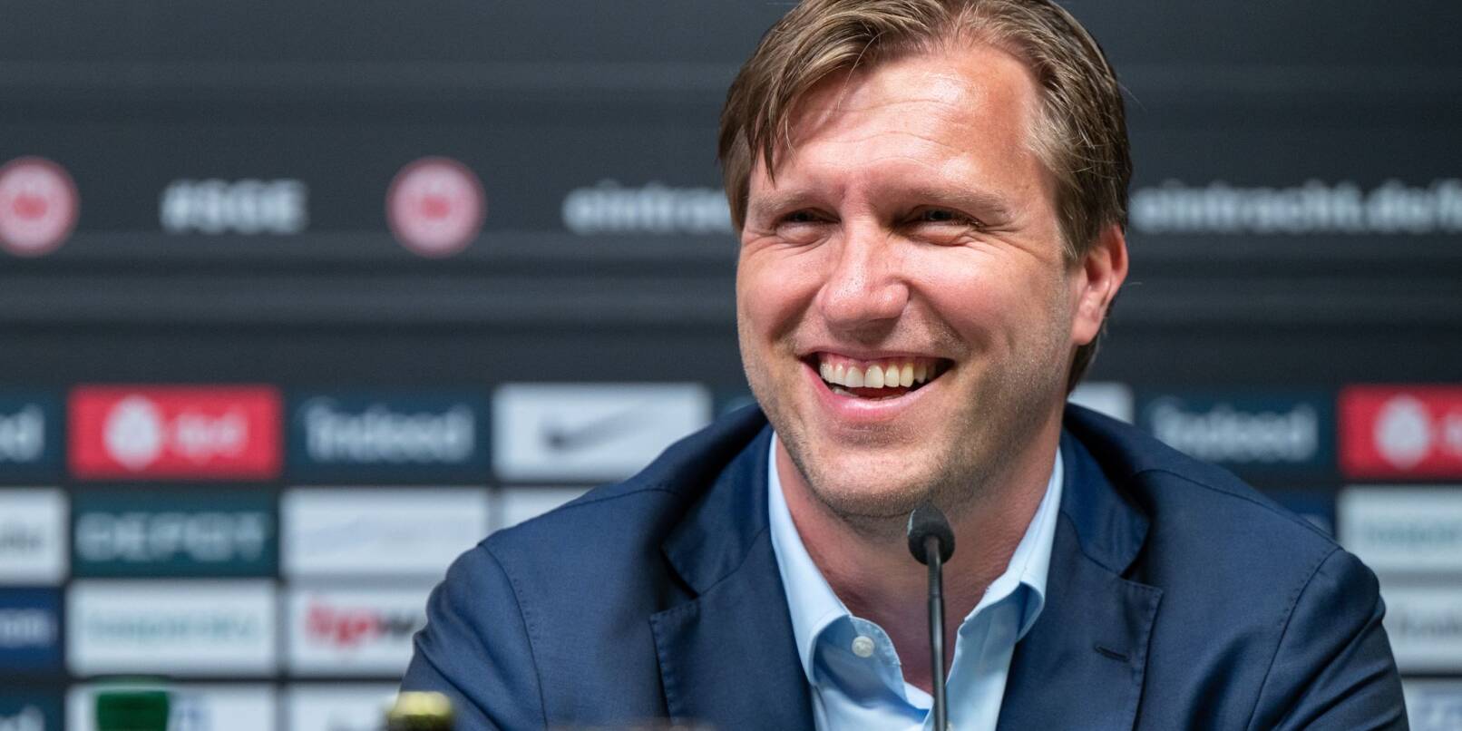 Eintracht-Sportvorstand Markus Krösche nimmt an einer Pressekonferenz teil.