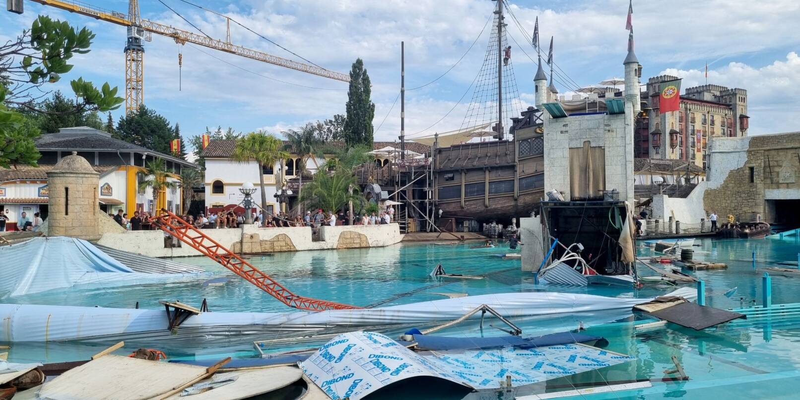 Ein Blick auf das Areal der «High-Diving-Show «Retorno dos Piratas»» und das Becken der Attraktion «Atlantica SuperSplash» nach dem Unfall.
