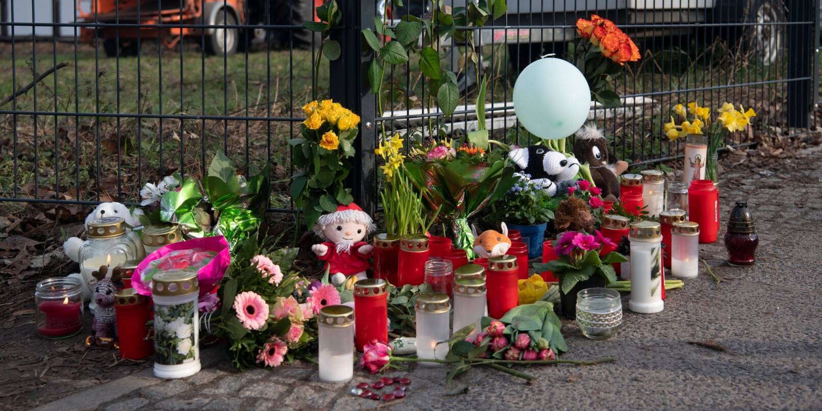 Blumen, Kerzen und Kuscheltiere im Gedenken an eine Fünfjährige in Berlin.