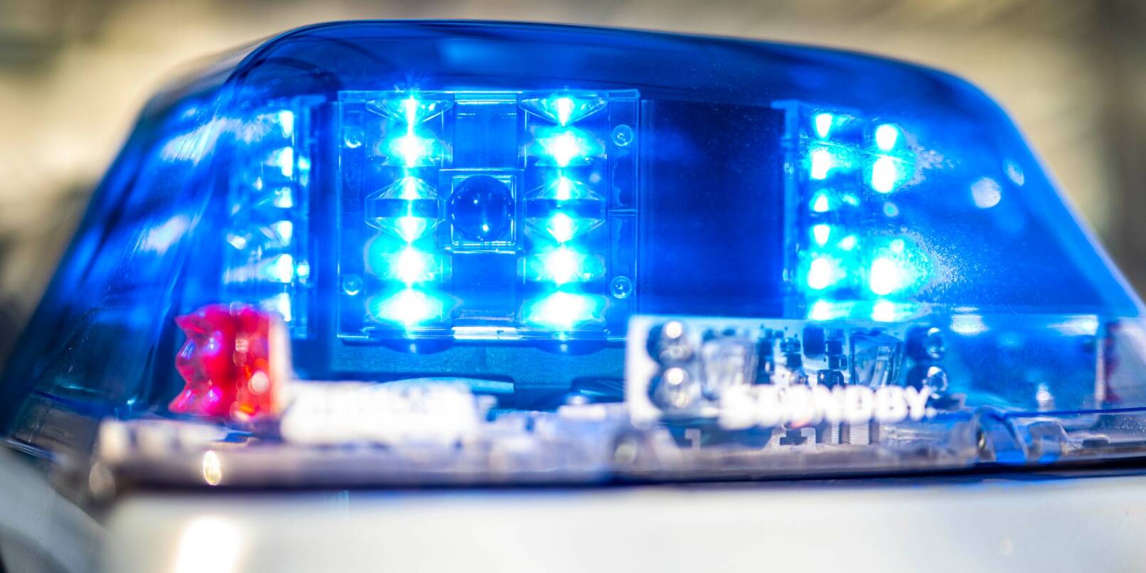 Ein Blaulicht leuchtet auf dem Dach eines Polizeiwagens. Ein Blaulicht leuchtet auf dem Dach eines Polizeiwagens.