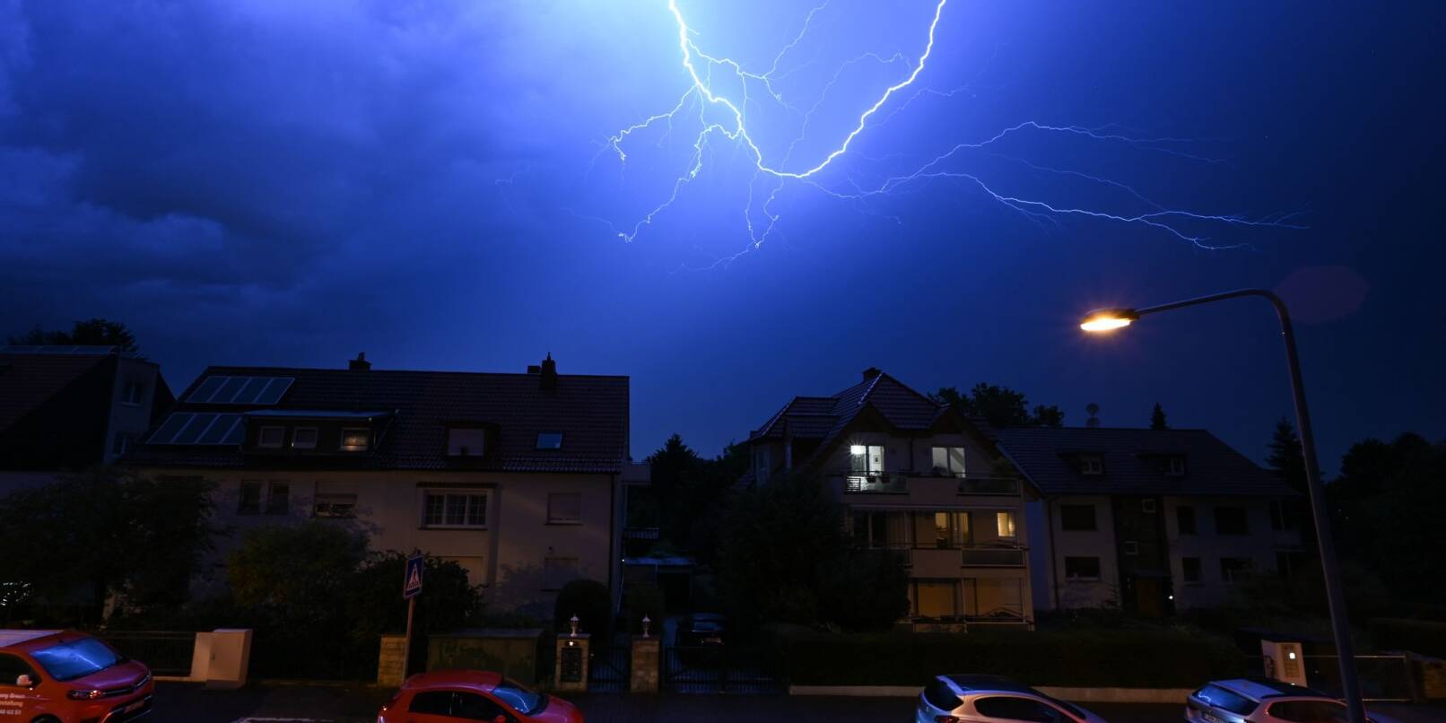 Blitze entladen sich am Frankfurter Abendhimmel.
