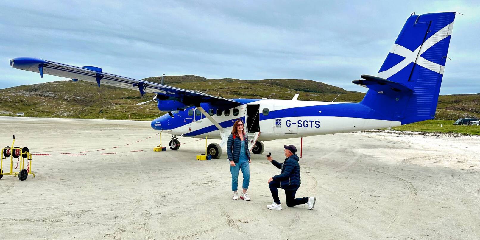 Mit einem Verlobungsring kniet Stephen McCann vor seiner Lebensgefährtin Bridget Byrne nach der Landung auf der schottischen Insel. Mit einem Verlobungsring kniet Stephen McCann vor seiner Lebensgefährtin Bridget Byrne nach der Landung auf der schottischen Insel.