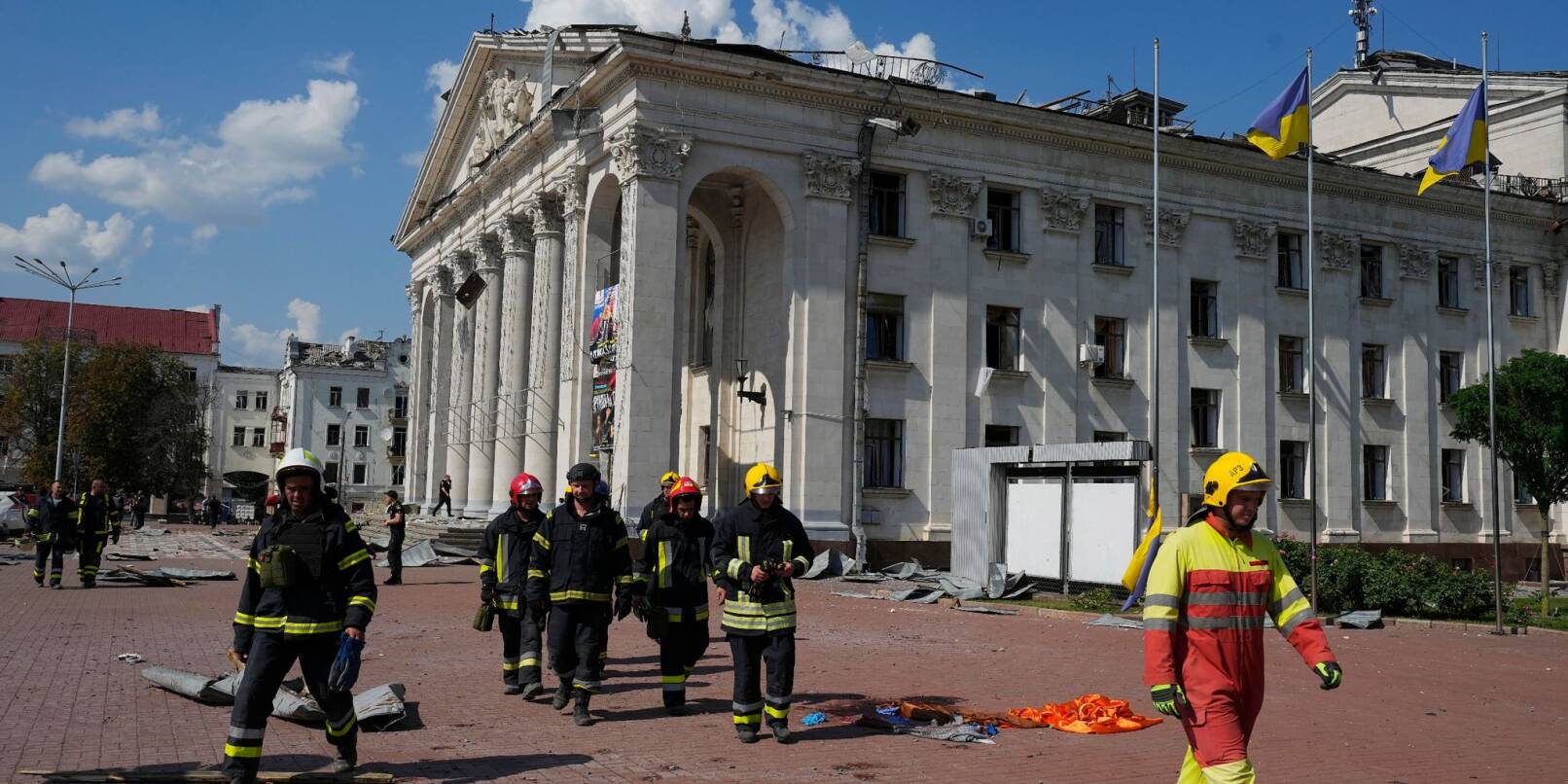 Das Theater von Tschernihiw wurde bei dem russischen Raketenangriff beschädigt. Das Theater von Tschernihiw wurde bei dem russischen Raketenangriff beschädigt.