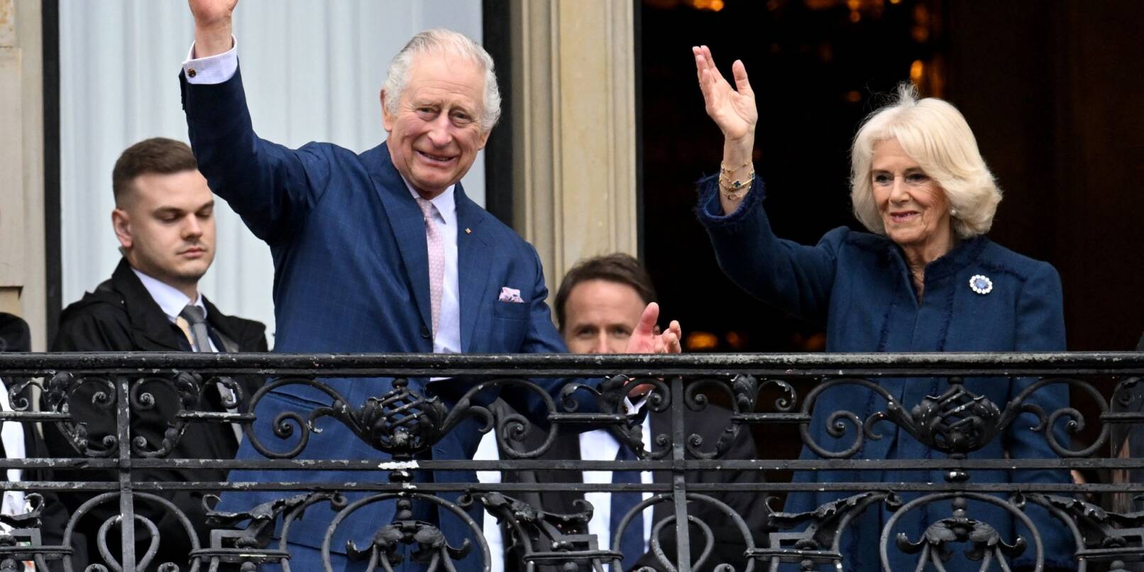 König Charles III. und Königsgemahlin Camilla winken vom Balkon des Hamburger Rathauses. Mit einem Besuch in der Hansestadt ging die Deutschland-Reise des britischen Monarchen und seiner Frau zu Ende.