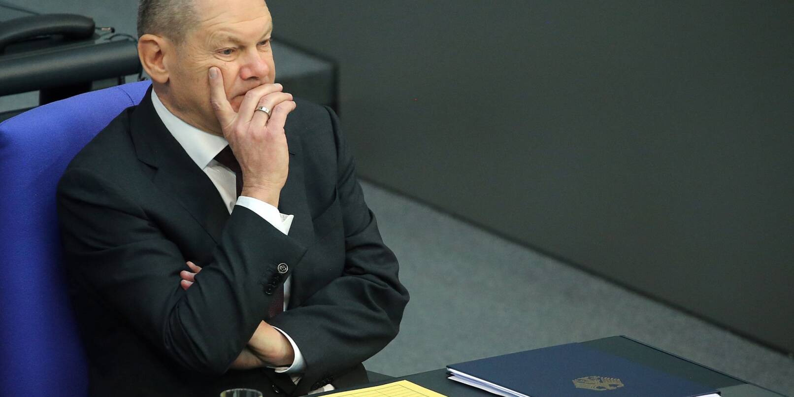 Bundeskanzler Olaf Scholz (SPD) sitzt im Bundestag.