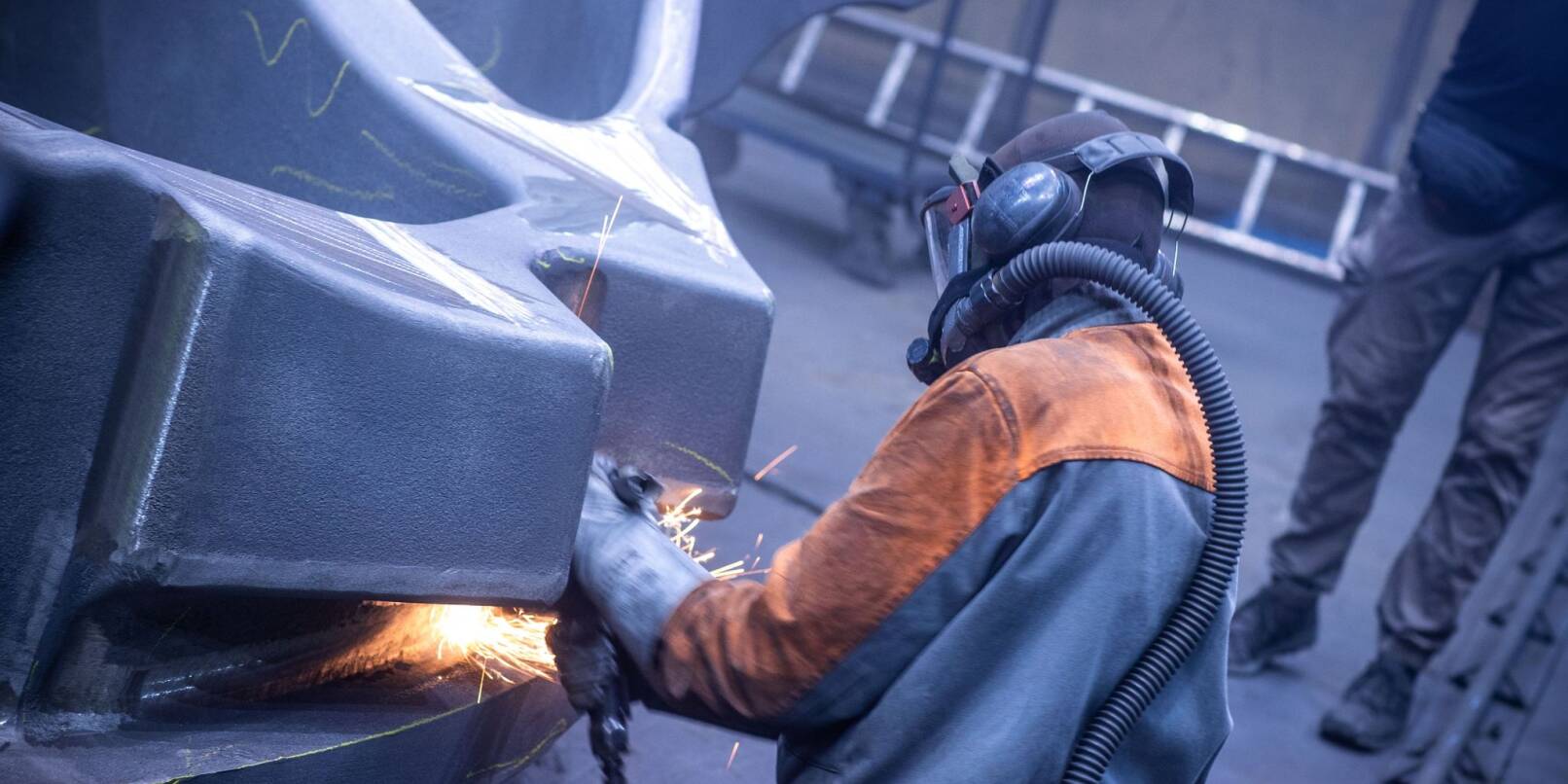 Ein Mitarbeiter arbeitet in einer Eisengießerei. Die Erzeugerpreise gewerblicher Produkte sind im Juli im Vergleich zum Vorjahresmonat deutlich gesunken.