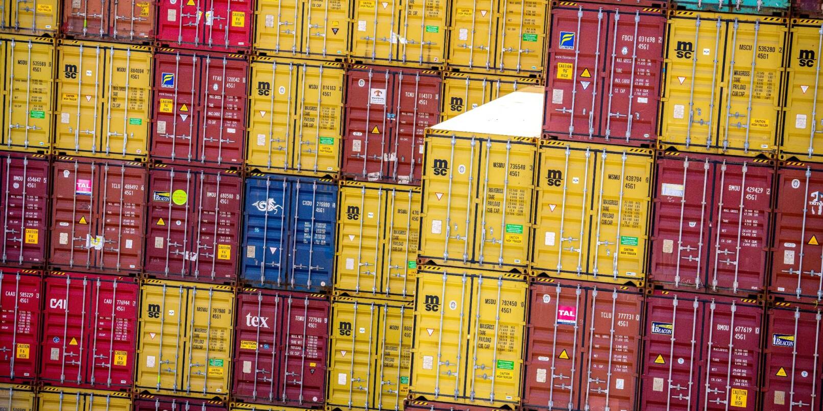 Zahlreiche Container stehen auf dem Hafengelände von Eurogate in Bremerhaven.