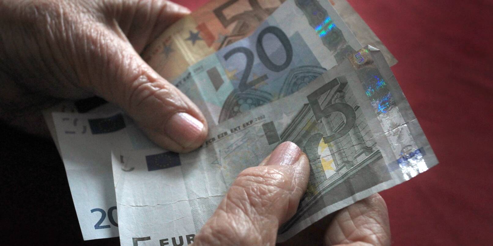 In einer neuen Umfrage gehen die meisten (93 Prozent) davon aus, dass «sehr viele Menschen» in Deutschland von einer Rentenlücke betroffen sind.