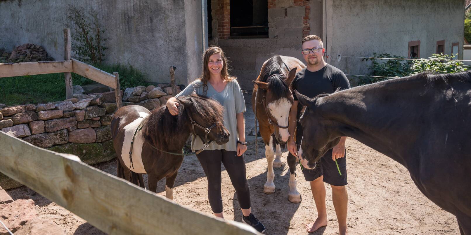 Für Nora Smith hat sich mit Kauf des eigenen Hofes ein Lebenstraum erfüllt. Gemeinsam mit Ehemann Dustin Smith, den zwei Kindern, zwei Katzen und drei Pferden wohnt sie nun in Hartenrod. Für Nora Smith hat sich mit Kauf des eigenen Hofes ein Lebenstraum erfüllt. Gemeinsam mit Ehemann Dustin Smith, den zwei Kindern, zwei Katzen und drei Pferden wohnt sie nun in Hartenrod.