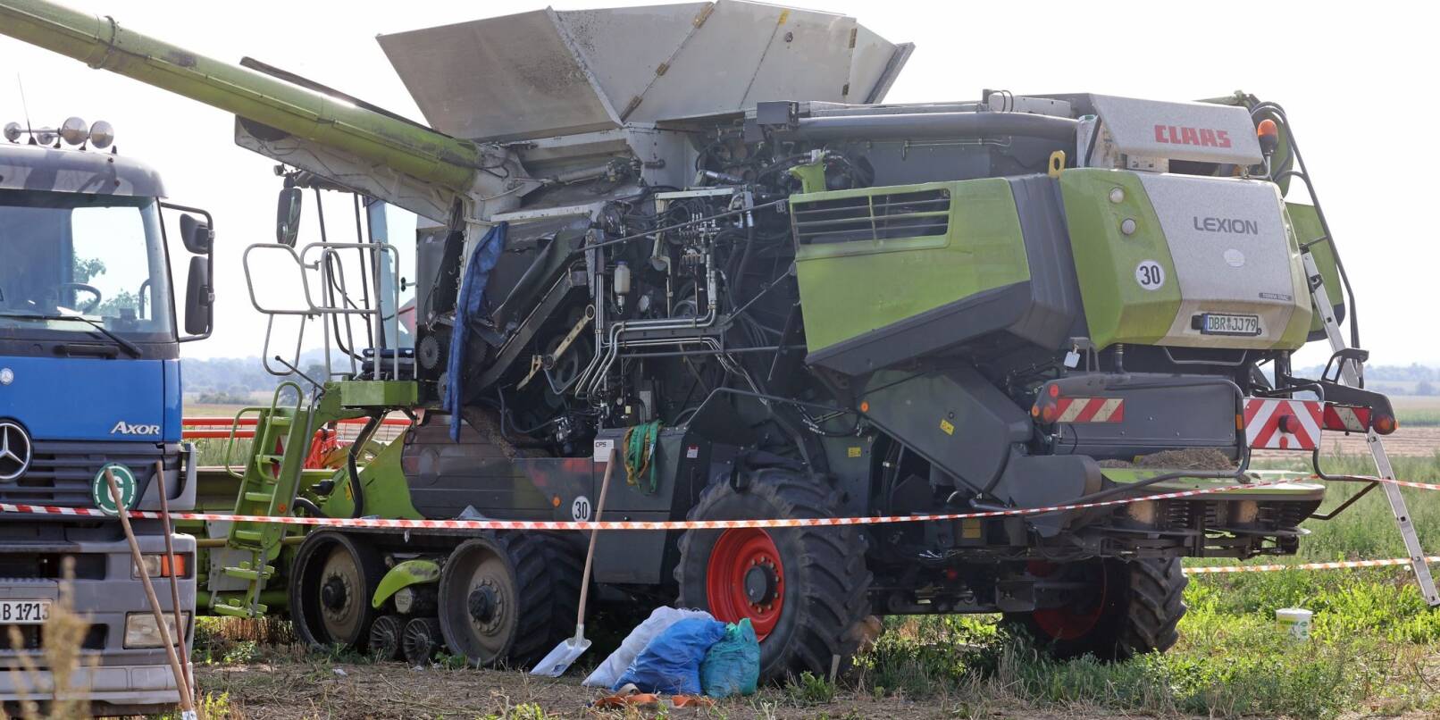 Ein 25-jähriger Mann verlor bei einem Arbeitsunfall mit der Erntemaschine in Hohen Luckow bei Rostock beide Beine. Ein 25-jähriger Mann verlor bei einem Arbeitsunfall mit der Erntemaschine in Hohen Luckow bei Rostock beide Beine.