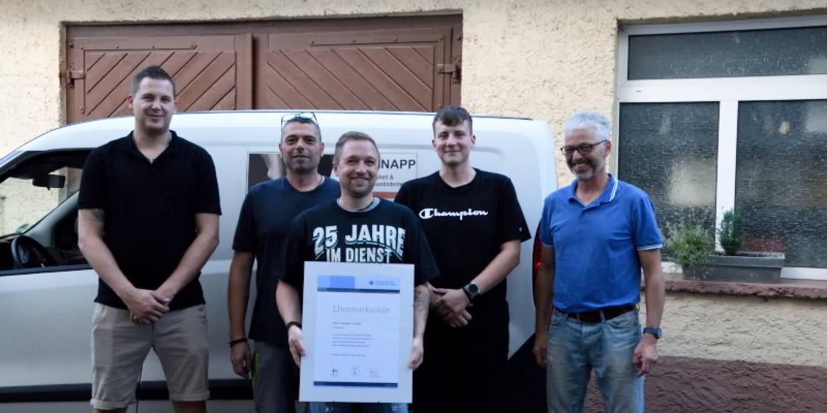 Stephan Schadli (Mitte) feierte bei der Firma Knapp in Birkenau sein 25-jähriges Betriebsjubiläum. Unser Bild zeigt außerdem Sven Fath, Michael Knapp, Luca Mager und Thomas Knapp (von links). Stephan Schadli (Mitte) feierte bei der Firma Knapp in Birkenau sein 25-jähriges Betriebsjubiläum. Unser Bild zeigt außerdem Sven Fath, Michael Knapp, Luca Mager und Thomas Knapp (von links).
