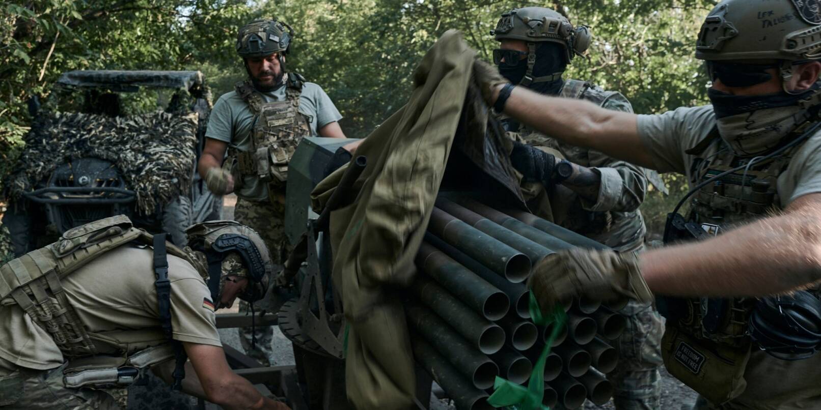 Ukrainische Soldaten der 28. Brigade bereiten ein Mini-Mehrfachraketen-System an der Frontlinie in der Nähe von Bachmut vor. (Archiv)