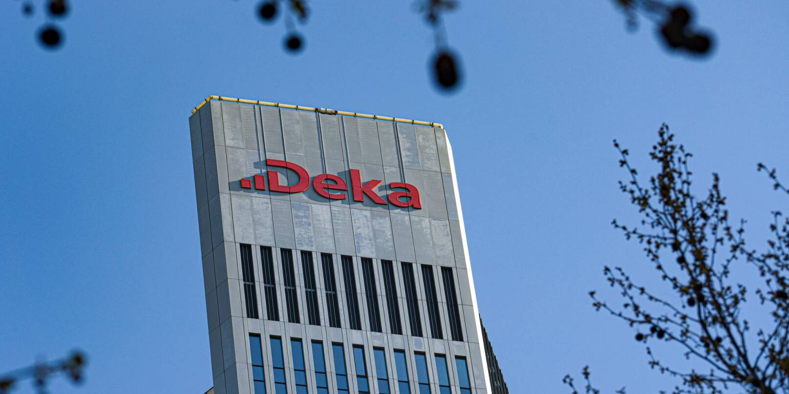 Das Logo der DekaBank Deutsche Girozentrale prangt an der Fassade des Trianon-Hochhauses, das die Zentrale des Unternehmens beherbergt.