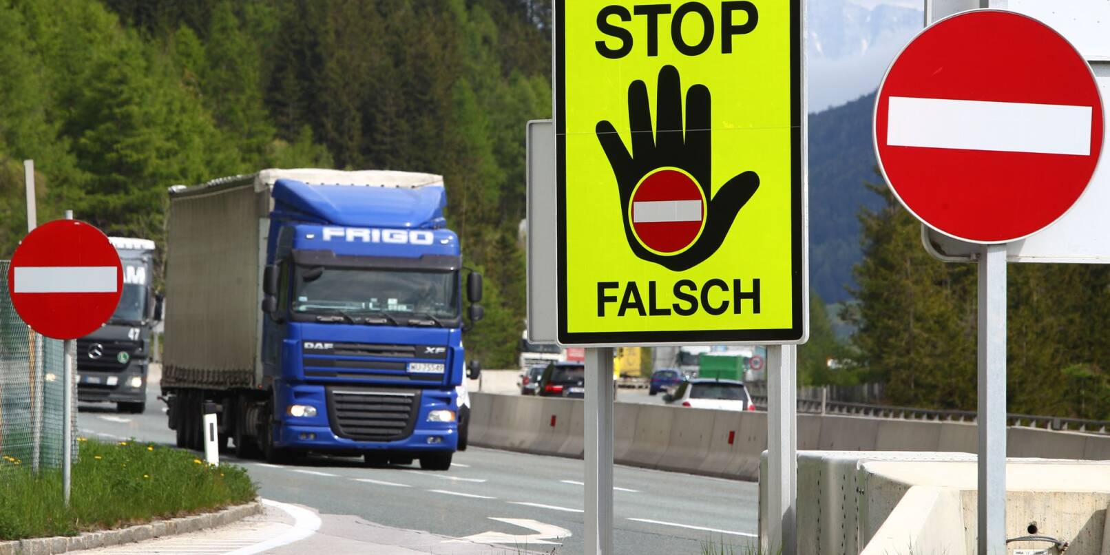 Ein Schild warnt auf einer Raststätte an der Brennerautobahn vor dem Befahren der Autobahn in die falsche Richtung.