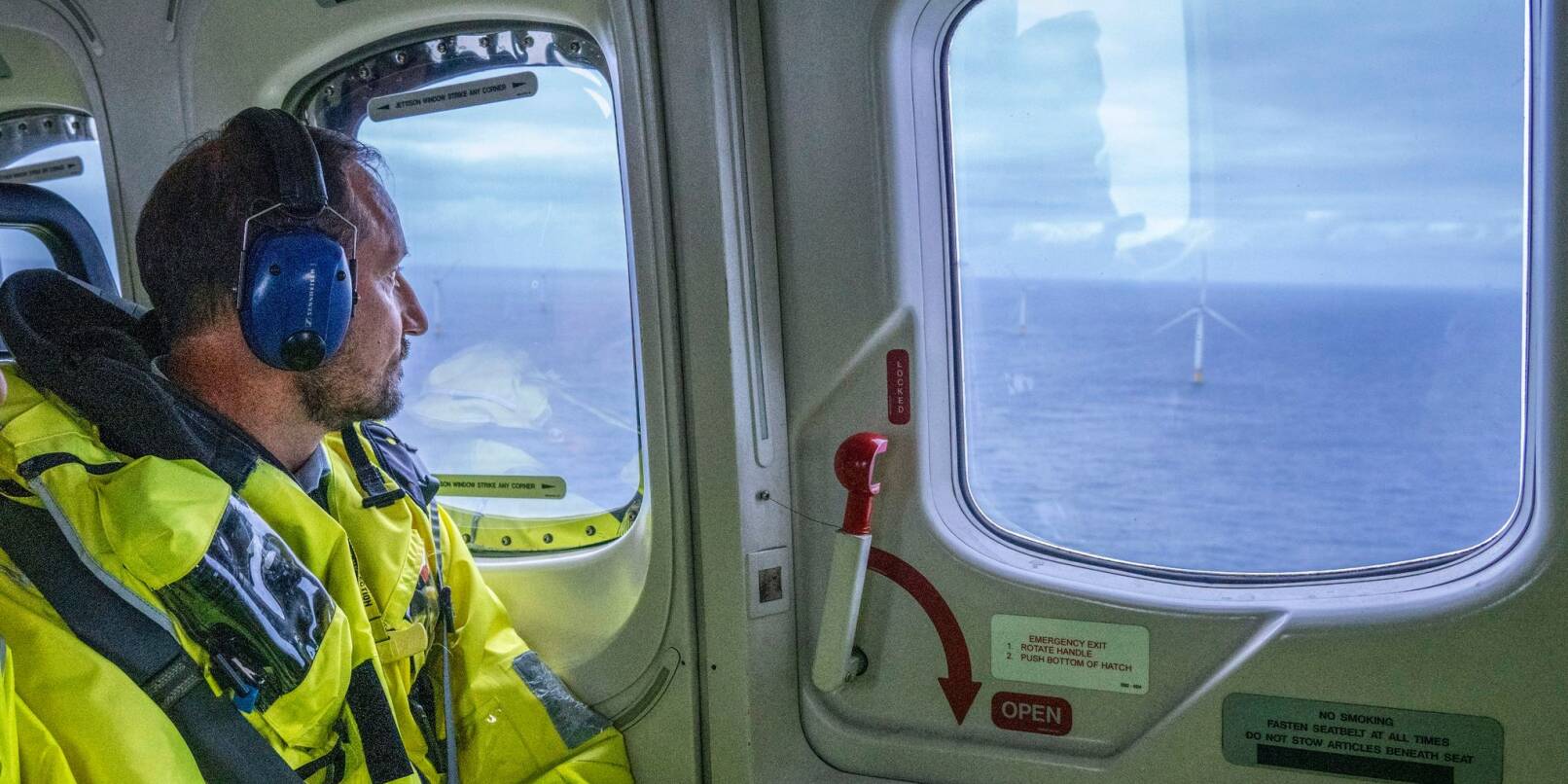 Kronprinz Haakon von Norwegen betrachtet den schwimmenden Offshore-Windpark von oben.