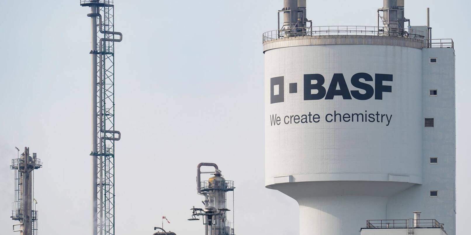 Ein Turm mit der Aufschrift «BASF» steht neben Schornsteinen auf dem Werksgelände des Chemiekonzerns.