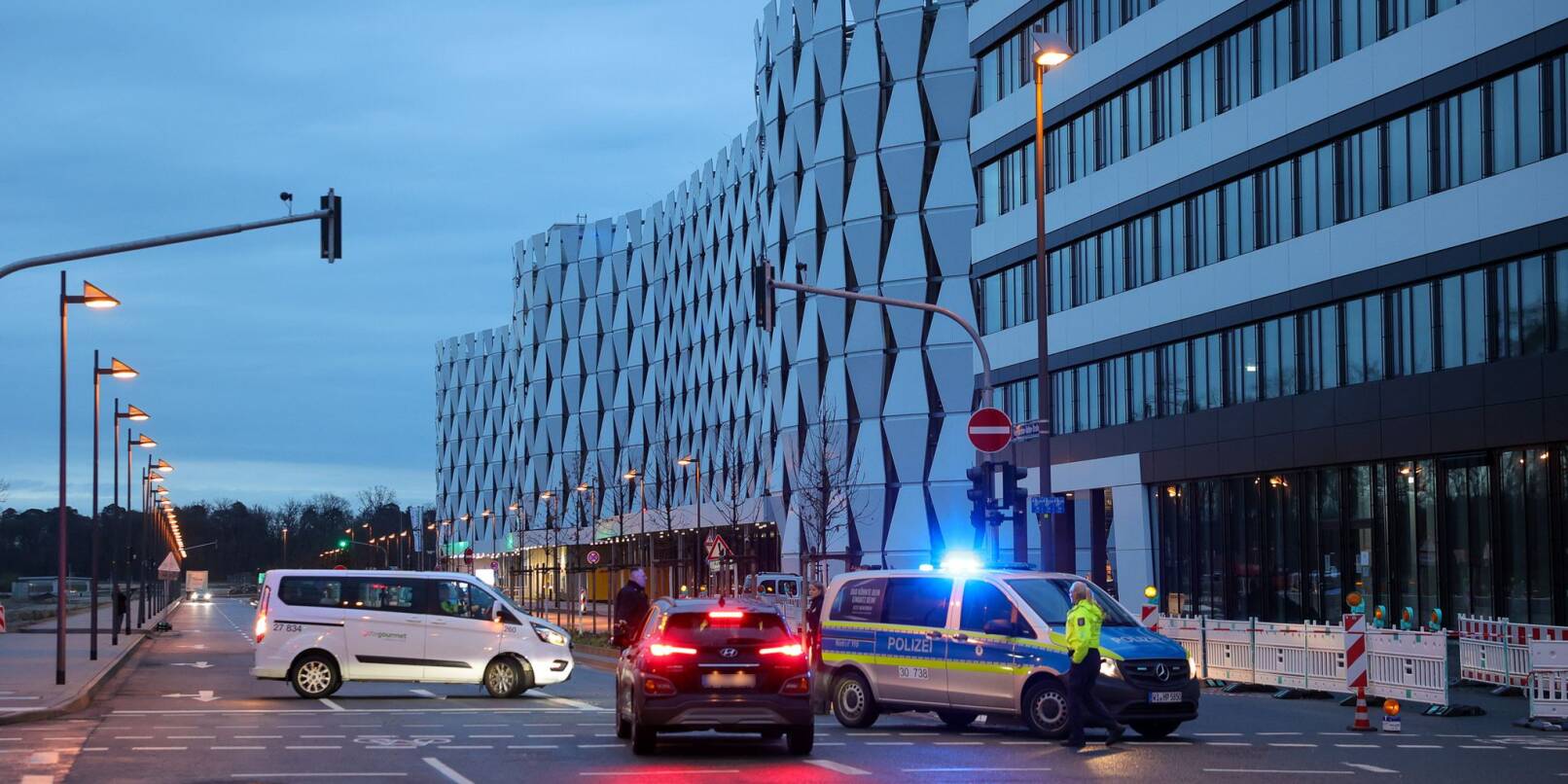 Abgesperrt ist die Zufahrt zum Parkhaus am Frankfurter Flughafen, nachdem dort zwei Tote gefunden wurden.