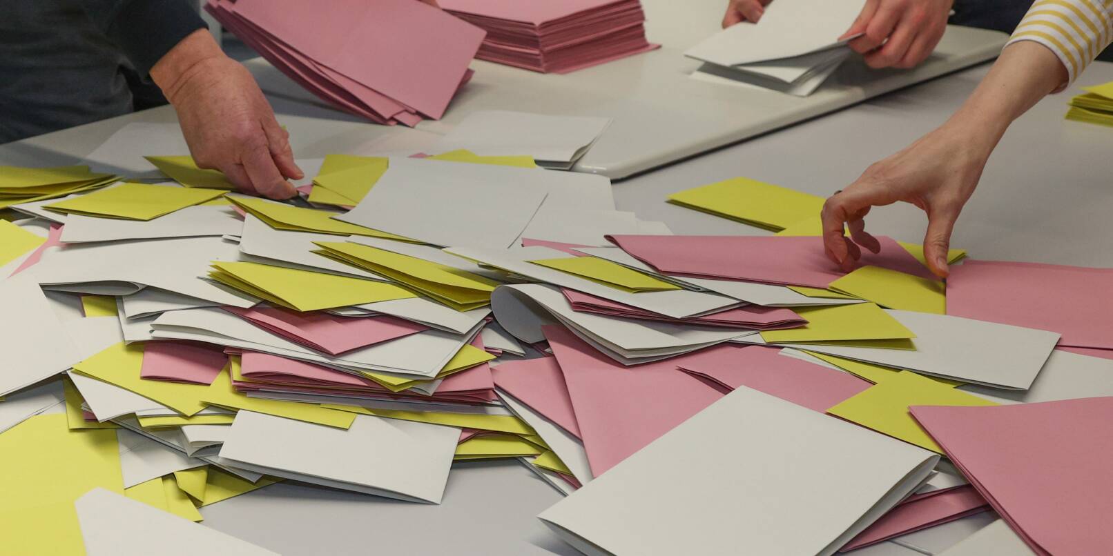 Eine der Aufgaben der ehrenamtlichen Wahlhelfer ist das Auszählen der Stimmen nach der Schließung der Wahllokale. Bei den Landtagswahlen am 8. Oktober sind die Freiwilligen wieder gefragt.