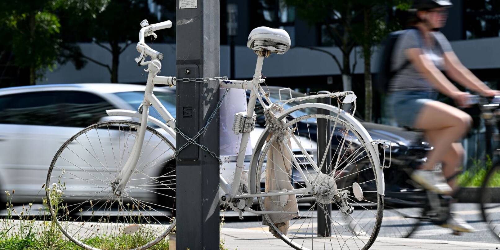 Ein Ghost-Bike erinnert in Frankfurt an einen Unfall, bei dem ein 34-Jähriger von einem Lastwagenfahrer erfasst und tödlich verletzt wurde.
