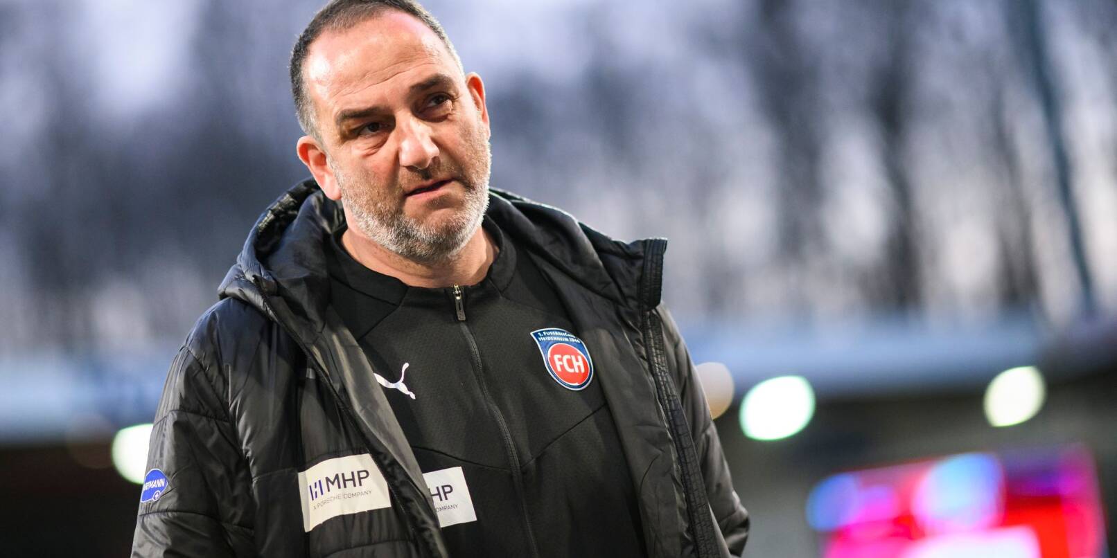 Heidenheims Trainer Frank Schmidt steht vor dem Spiel im Stadion.