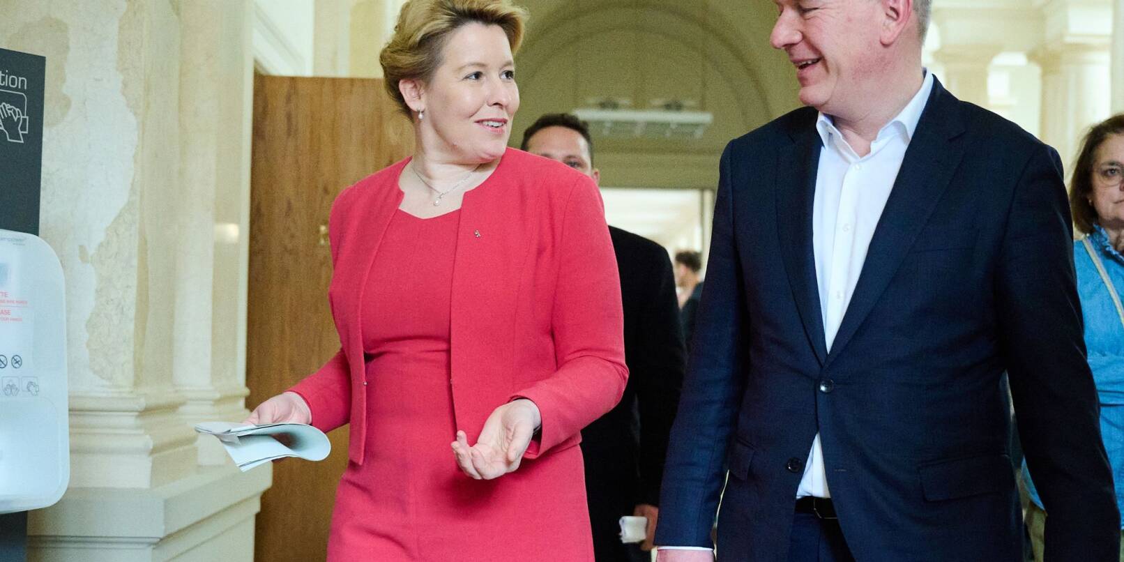 Berlins Regierende Bürgermeisterin Franziska Giffey (SPD) und CDU-Landeschef Kai Wegner im Berliner Abgeordnetenhaus.