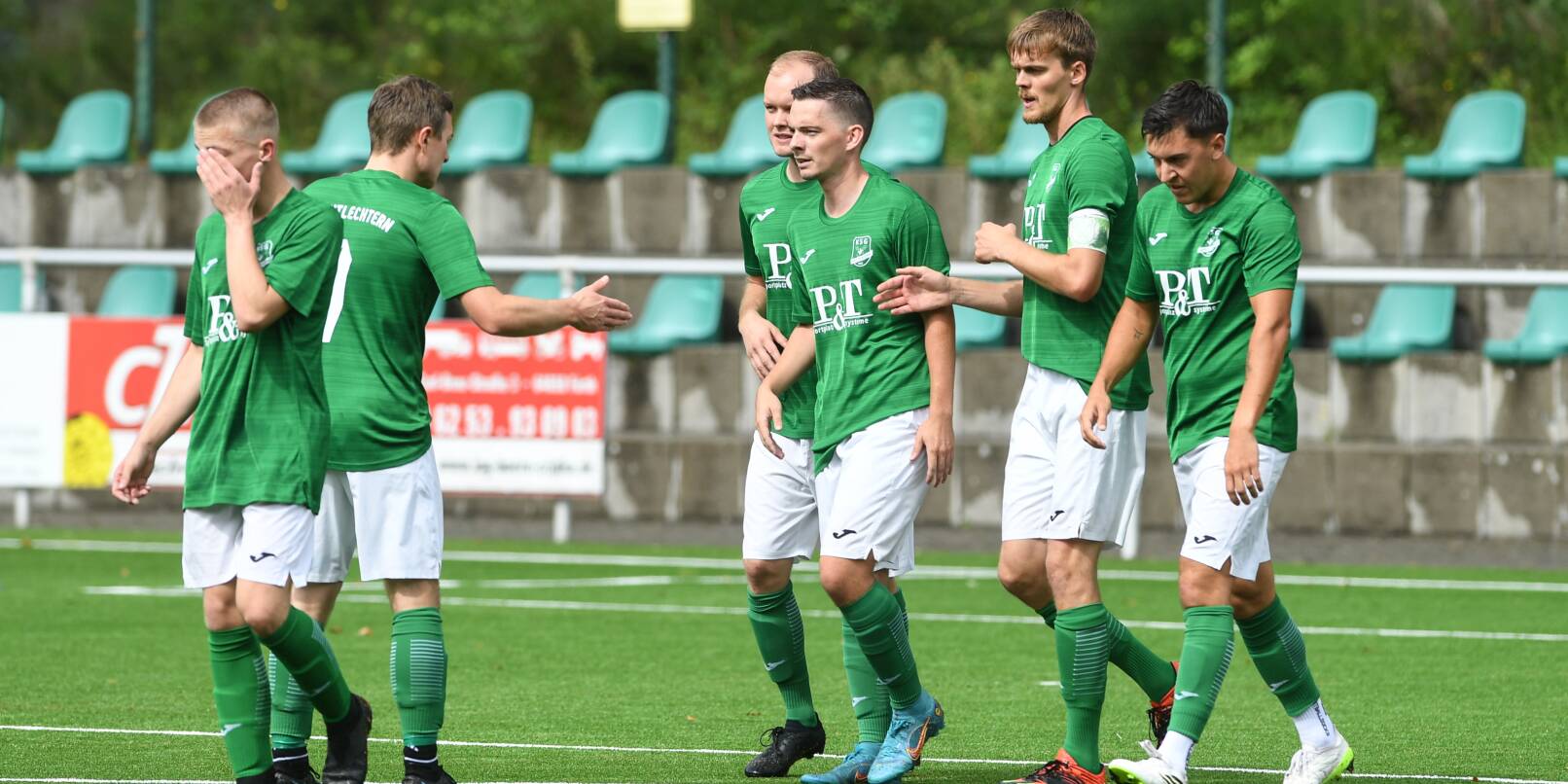 Jubel bei der KSG Mitlechtern nach dem 1:0. Mit 3:2 gelang gegen den FC Ober-Abtsteinach der erste Saisonsieg.    Bild: Thomas Rittelmann