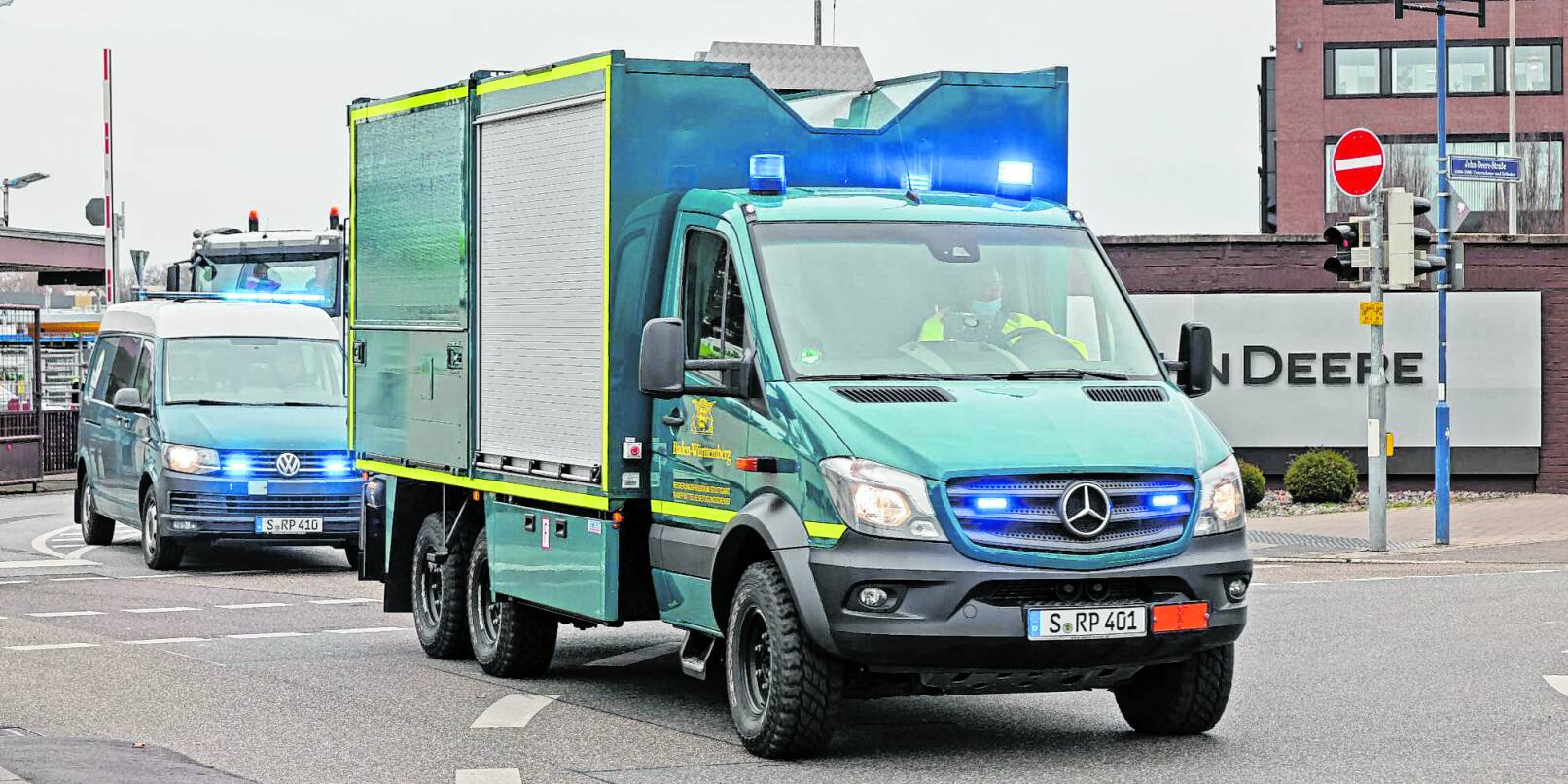 Bombenfund und Bombenentschärfung auf dem Werksgelände von John Deere. Abfahrt des Konvois mit der geladenen Bombe, die woanders gesprengt wurde. Bombenfund und Bombenentschärfung auf dem Werksgelände von John Deere. Abfahrt des Konvois mit der geladenen Bombe, die woanders gesprengt wurde.