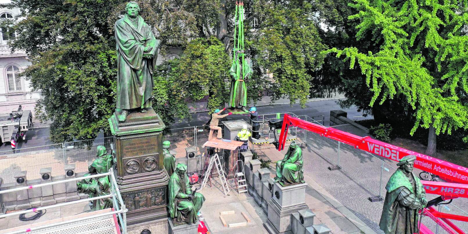 Philipp Melanchthon wird wieder an seinen Platz gehoben. Die Figuren auf dem Wormser Lutherdenkmal waren verrutscht. Philipp Melanchthon wird wieder an seinen Platz gehoben. Die Figuren auf dem Wormser Lutherdenkmal waren verrutscht.