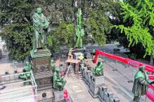 Figuren des Wormser Lutherdenkmal stehen wieder fest auf dem Sockel 